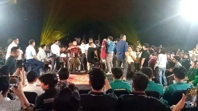 Budiman Sudjatmiko Disoraki Mahasiswa, Teriakan ‘Pengkhianat Reformasi’ Warnai Diskusi Pejabat Pemerintah di UGM Mahasiswa geruduk diskusi pejabat ugm