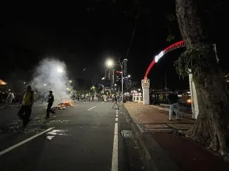Massa aksi grahadi surabaya