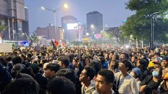 Massa demonstrasi menara bca malam hari