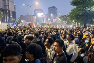 Massa demonstrasi menara bca malam hari