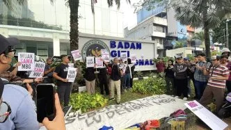 Aksi di Kantor BGN: Aliansi MBG Watch Minta Program MBG Dihentikan Sementara, Evaluasi Menyeluruh Dinilai Mendesak Massa dari aliansi mbg watch menggelar aksi di depan kantor bgn