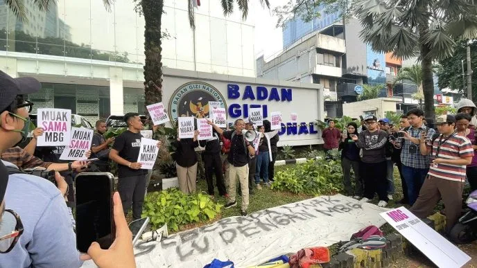 Massa dari aliansi mbg watch menggelar aksi di depan kantor bgn
