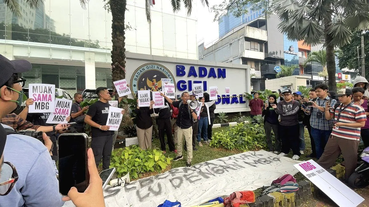 Aksi di Kantor BGN: Aliansi MBG Watch Minta Program MBG Dihentikan Sementara, Evaluasi Menyeluruh Dinilai Mendesak Massa dari aliansi mbg watch menggelar aksi di depan kantor bgn
