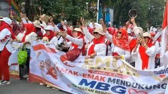 Peserta aksi mbg bawa wajan