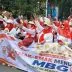 Emak-Emak Demo Dukung Program MBG di Monas, Peserta Mengaku Dapat Rp100 Ribu dan Wajan Gratis Peserta aksi mbg bawa wajan