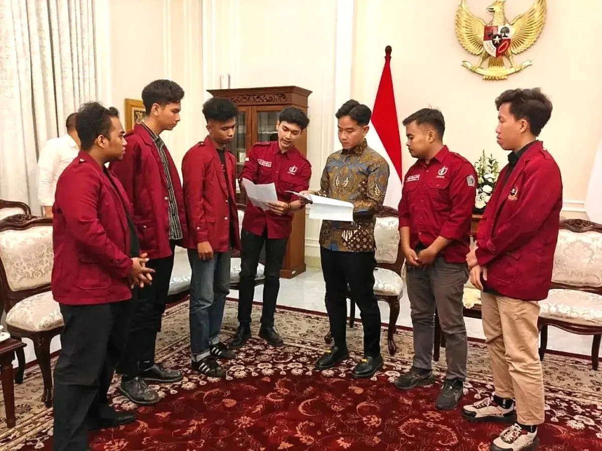 Pengakuan Mengejutkan Ketua BEM UBK, Akui Terima Uang Usai Pertemuan dengan Gibran Jadi Sorotan Polemik pertemuan gibran dan mahasiswa
