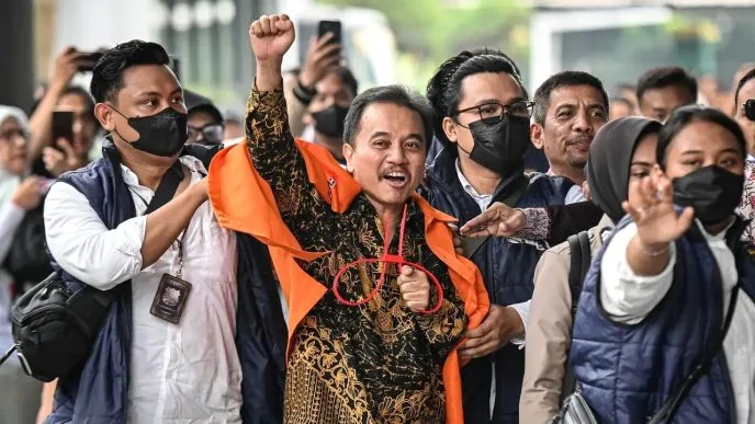 Viral Momen Roy Suryo Teriak Mengepalkan Tangan Saat Dibawa ke Kejaksaan, Kasus Ijazah Jokowi Berlanjut Roy suryo dr tifa kejaksaan jaksel