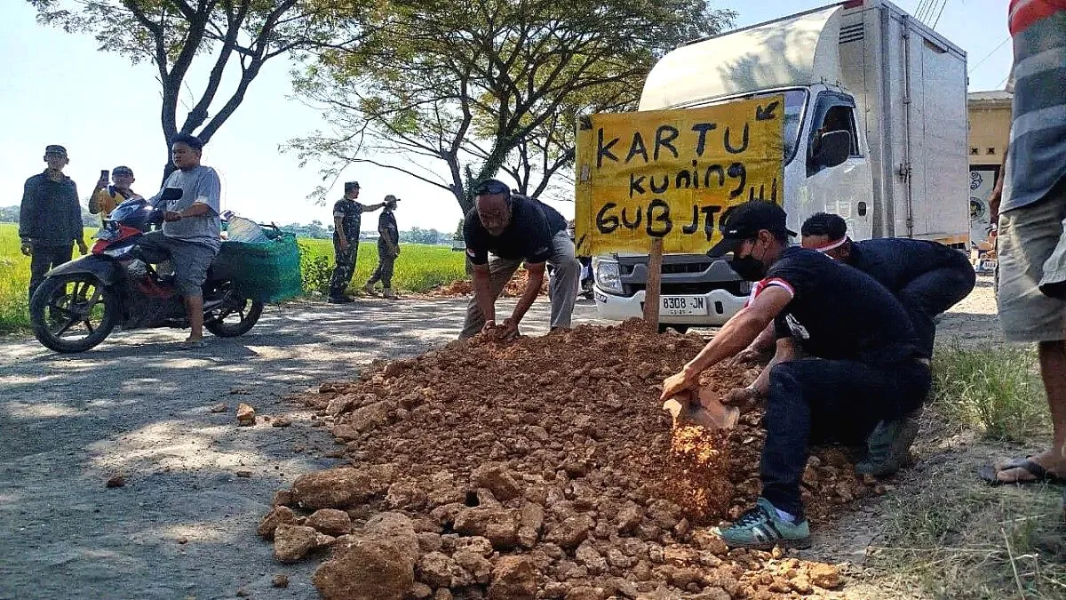 Sindir Pernyataan Gubernur Jateng, Warga Blora Protes dengan Tanam Pohon Pisang di Jalan Randublatung-Cepu yang Penuh Lubang Warga blora tanam pohon pisang jalan rusak