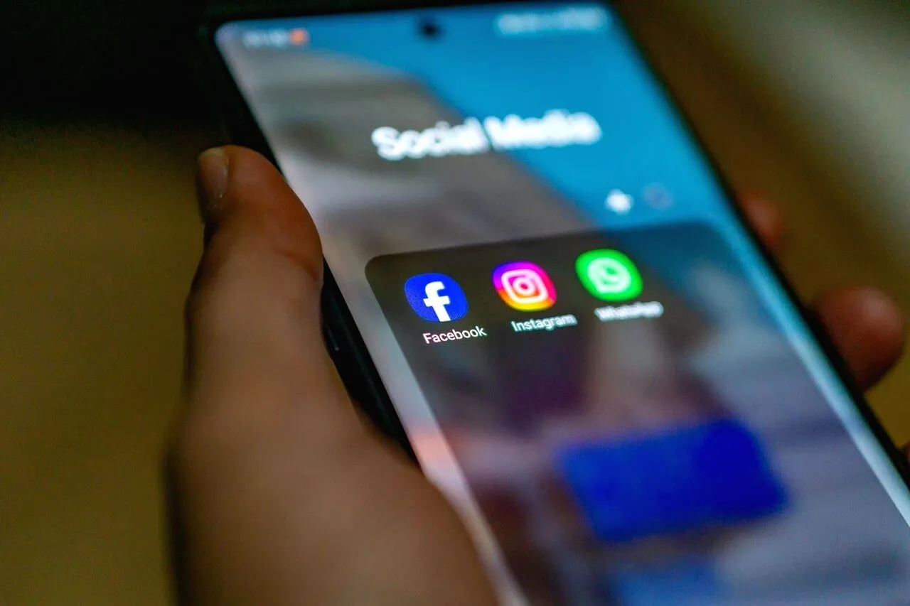 Facebook, Instagram, dan WhatsApp Down Serentak Jumat Malam, Jutaan Pengguna Keluhkan Gangguan Global Whatsapp instagram facebook error