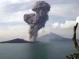 Gunung Anak Krakatau Kembali Siaga, Kolom Abu Capai 200 Meter Aktivitas Seismik Meningkat, Anak Krakatau Naik Status ke Level III