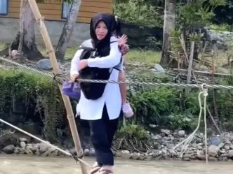 Potret Pendidikan di Pelosok Aceh Barat, Guru Harus Meniti Jembatan Tali Rusak Setiap Hari Demi Murid Tetap Belajar, Guru di Aceh Barat Lewati Jembatan Nyaris Ambruk yang Viral di Media Sosial
