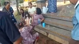 Heboh Warga Kudus Berebut Air dari Teras Rumah, Ternyata Pipa PDAM Bocor