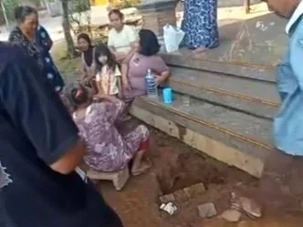 Heboh Warga Kudus Berebut Air dari Teras Rumah, Ternyata Pipa PDAM Bocor