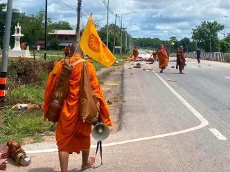 Tragedi di Thailand: Korban Tewas Kecelakaan yang Libatkan Rombongan Biksu Bertambah Jadi 10 Orang Kronologi Tragedi Rombongan Biksu Ditabrak Mobil di Thailand, Korban Jiwa Capai 10 Orang