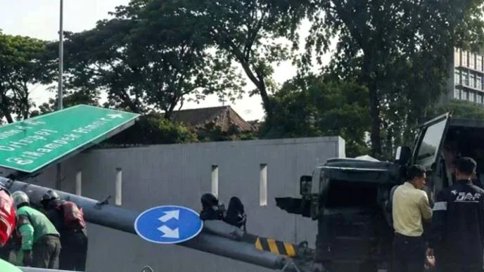 Kecelakaan Mobil Maung TNI di Tol Arah Slipi, Tiang Rambu Ambruk dan Dua Penumpang Terluka Mobil Dinas Pindad Maung Kecelakaan di Tol Dalam Kota Jakarta, Diduga Sopir Alami Microsleep