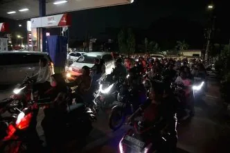 Antrean spbu kelangkaan bbm palembang