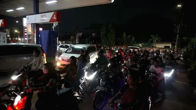 Kelangkaan BBM di Sumatra Kian Parah, Antrean Solar Berjam-jam hingga Telan Korban Jiwa Antrean spbu kelangkaan bbm palembang