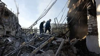 Rusia Lancarkan Serangan Terbesar ke Kiev, Belasan Orang Tewas usai Hujan Rudal dan Drone Apartemen rusak akibat rudal rusia