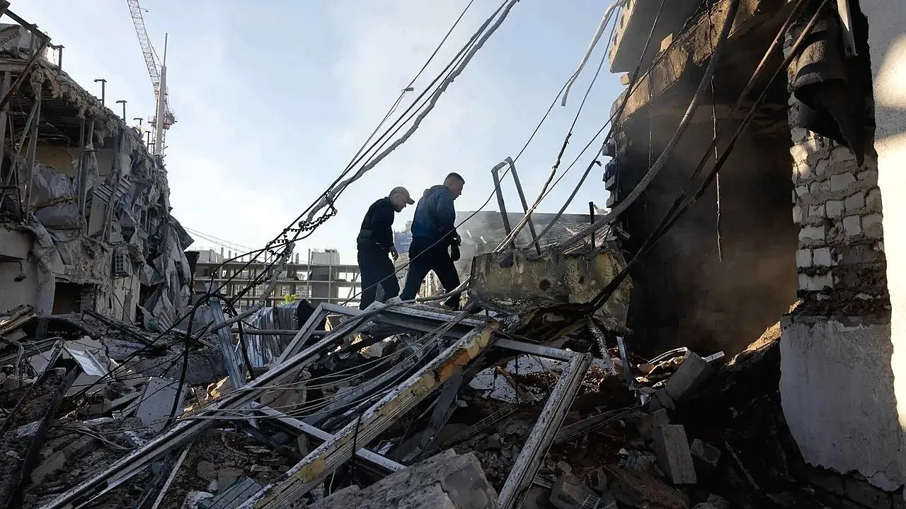 Rusia Lancarkan Serangan Terbesar ke Kiev, Belasan Orang Tewas usai Hujan Rudal dan Drone Apartemen rusak akibat rudal rusia