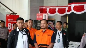 Anom Widiyantoro Resmi Pakai Rompi Oranye, KPK Ungkap Ada Oknum Internal KPK dari Polri Ikut Jadi Tersangka Bupati pemalang anom widiyantoro ditahan kpk