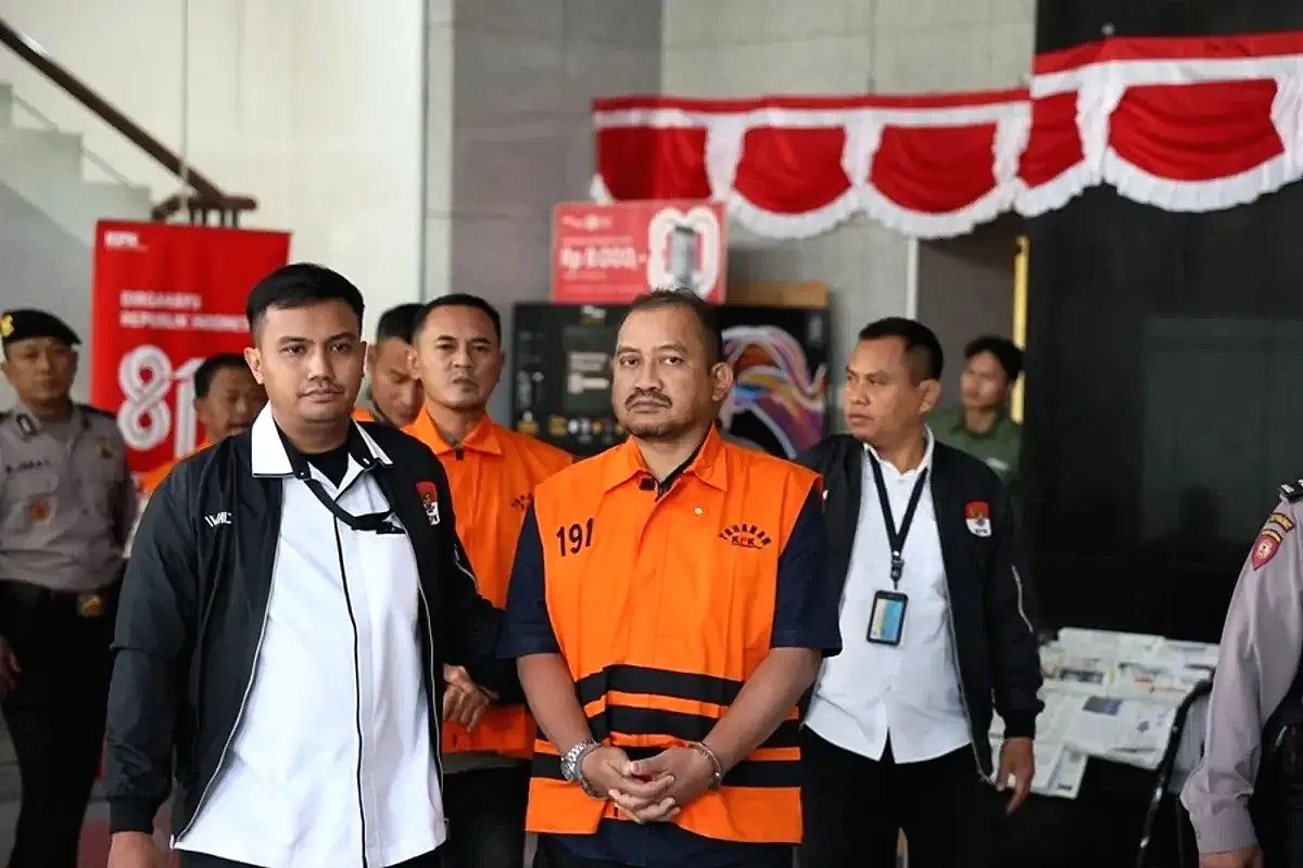 Anom Widiyantoro Resmi Pakai Rompi Oranye, KPK Ungkap Ada Oknum Internal KPK dari Polri Ikut Jadi Tersangka Bupati pemalang anom widiyantoro ditahan kpk