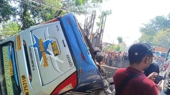 Bus Sugeng Rahayu Ngeblong Tercebur ke Sungai di Nganjuk, 27 Korban Luka, Kesaksian Kondektur dan Penumpang Berbeda Bus sugeng rahayu kecelakaan nganjuk