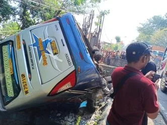 Bus Sugeng Rahayu Ngeblong Tercebur ke Sungai di Nganjuk, 27 Korban Luka, Kesaksian Kondektur dan Penumpang Berbeda Bus sugeng rahayu kecelakaan nganjuk