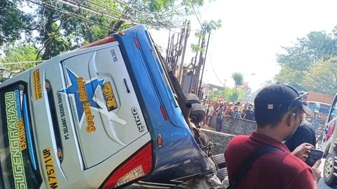 Bus sugeng rahayu kecelakaan nganjuk