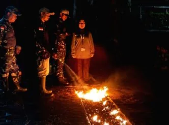 Viral Orientasi Pegawai Baru BPJS Ketenagakerjaan Disuruh Jalan di Atas Bara Api, Publik Pertanyakan Urgensinya Apa? Calon pegawai bpjs jalan di bara api