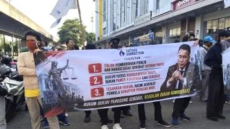 Sekitar 100 Massa Berunjuk Rasa di Kantor Hotman Paris di Jakarta Utara, Polisi Pastikan Situasi Kondusif Demo kantor hotman paris