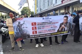 Sekitar 100 Massa Berunjuk Rasa di Kantor Hotman Paris di Jakarta Utara, Polisi Pastikan Situasi Kondusif Demo kantor hotman paris