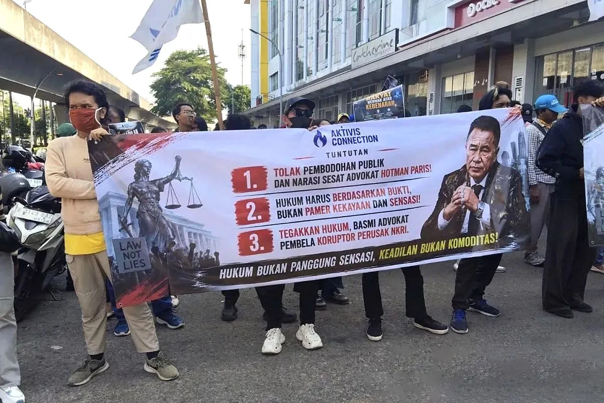 Sekitar 100 Massa Berunjuk Rasa di Kantor Hotman Paris di Jakarta Utara, Polisi Pastikan Situasi Kondusif Demo kantor hotman paris