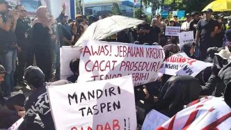 Kasus Dugaan Penipuan 120 Pensiunan di Purwokerto, Bank Mandiri Taspen: Kami Tidak Melindungi Tersangka Demo nasabah bank mandiri taspen purwokerto