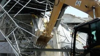 Ekskavator robohkan rumah dinas surabaya