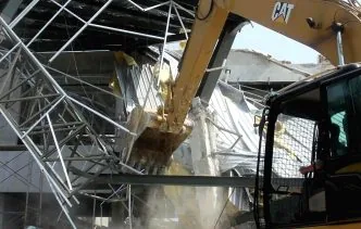 Ekskavator robohkan rumah dinas surabaya
