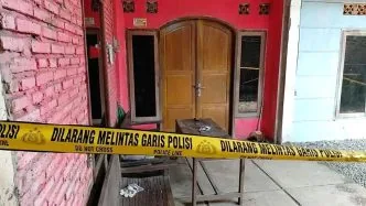 Ini Kronologi & Motif Pembunuhan Suami di Banyumas: Diduga Demi Kuasai Harta dan Menikah dengan Pria Lain Kenal dari Tiktok Garis polisi korban pembunuhan banyumas