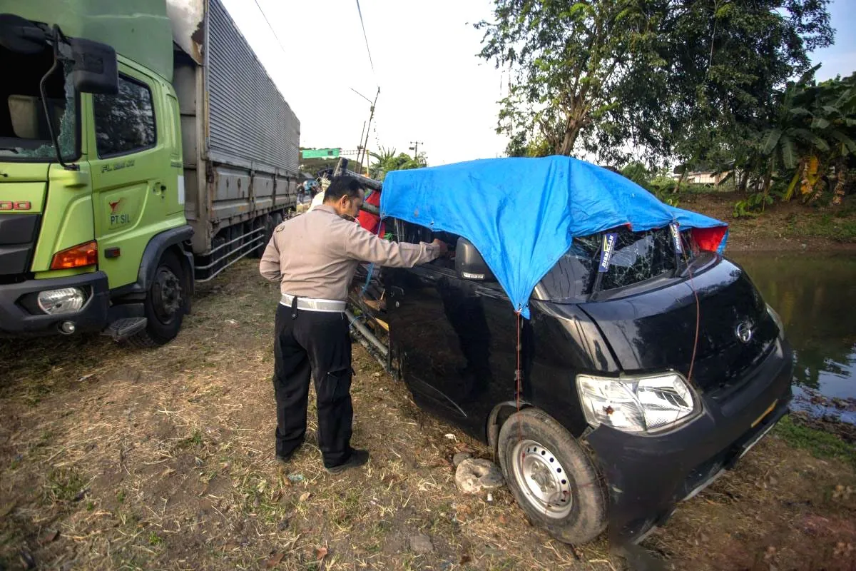 Kecelakaan Maut di Indramayu, Mobil Pikap Bawa Rombongan Ditabrak Truk Hino, 10 Orang Meninggal Kecelakaan maut di pantura indramayu 10 tewas