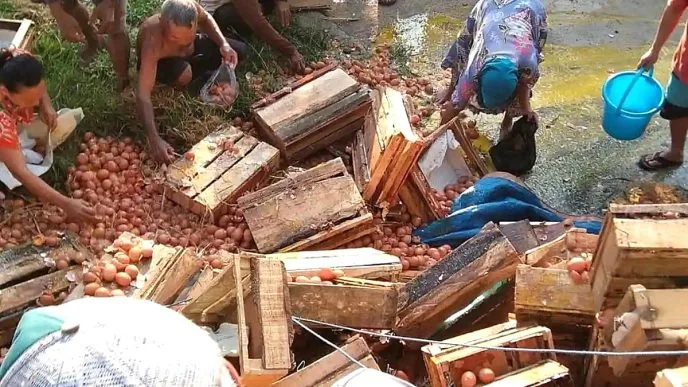 Viral Pikap Telur Terguling di Purbalingga, Pemilik Rugi Puluhan Juta, Kadus Bantah Warganya Menjarah Kecelakaan pikap telur jembatan kali kacangan
