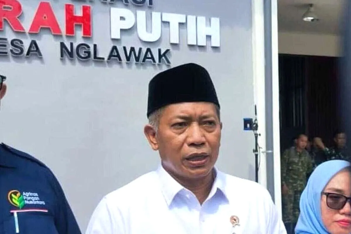 Heboh Pengadaan Kipas Angin 1.8 Triliun Kopdes Merah Putih, Ini Penjelasan Menkop Ferry Juliantono Menkop memberi keterangan