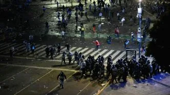 Momen suporter argentina bentrok dengan polisi di buenos aires