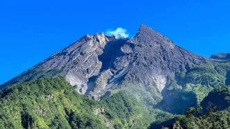 Pemantauan gunung merapi level siaga
