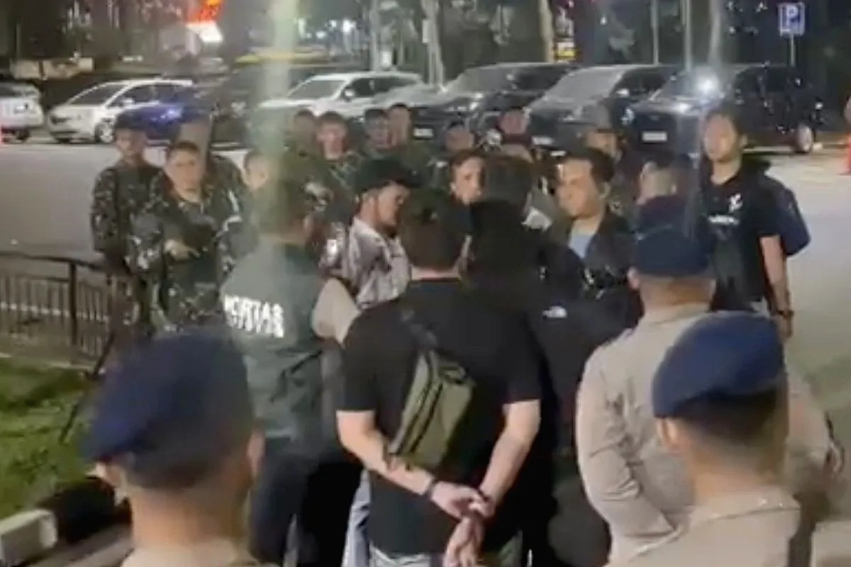 50 Pria Berambut Cepak Datangi Polda Metro Jaya, Polisi Tegaskan Tak Ada Toleransi untuk Intervensi Penyidikan Pengamanan mapolda metro jaya