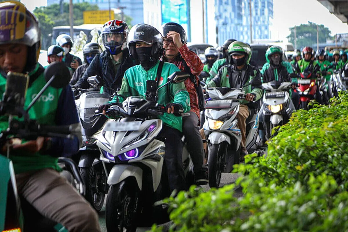 Komisi Aplikator 8 Persen Sudah Resmi Diterapkan, Driver Ojol Keluhkan Pendapatan Masih Stagnan Pengemudi ojol komisi aplikator 8 persen