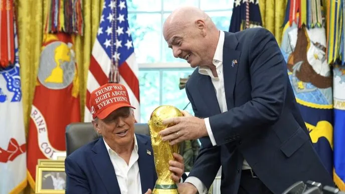 Final Argentina vs Spanyol: Donald Trump Dipastikan Ikut Serahkan Trofi Juara Piala Dunia 2026 Trump infantino serahkan trofi piala dunia