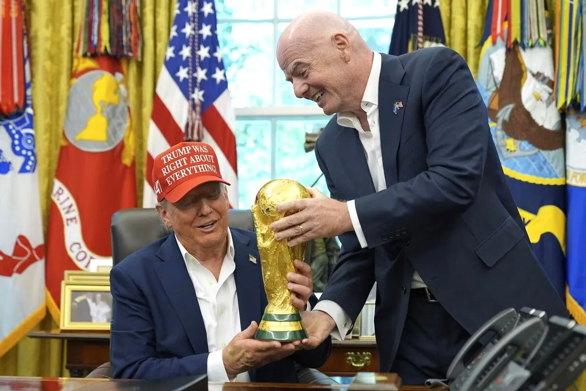 Final Argentina vs Spanyol: Donald Trump Dipastikan Ikut Serahkan Trofi Juara Piala Dunia 2026 Trump infantino serahkan trofi piala dunia