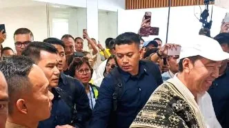 Jokowi Terima Gelar Sesepuh Raja-Raja Timor, Ribuan Warga Padati Pantai LLBK Jokowi Dikenakan Busana Adat Timor sebelum Dinobatkan sebagai Sesepuh Raja Raja