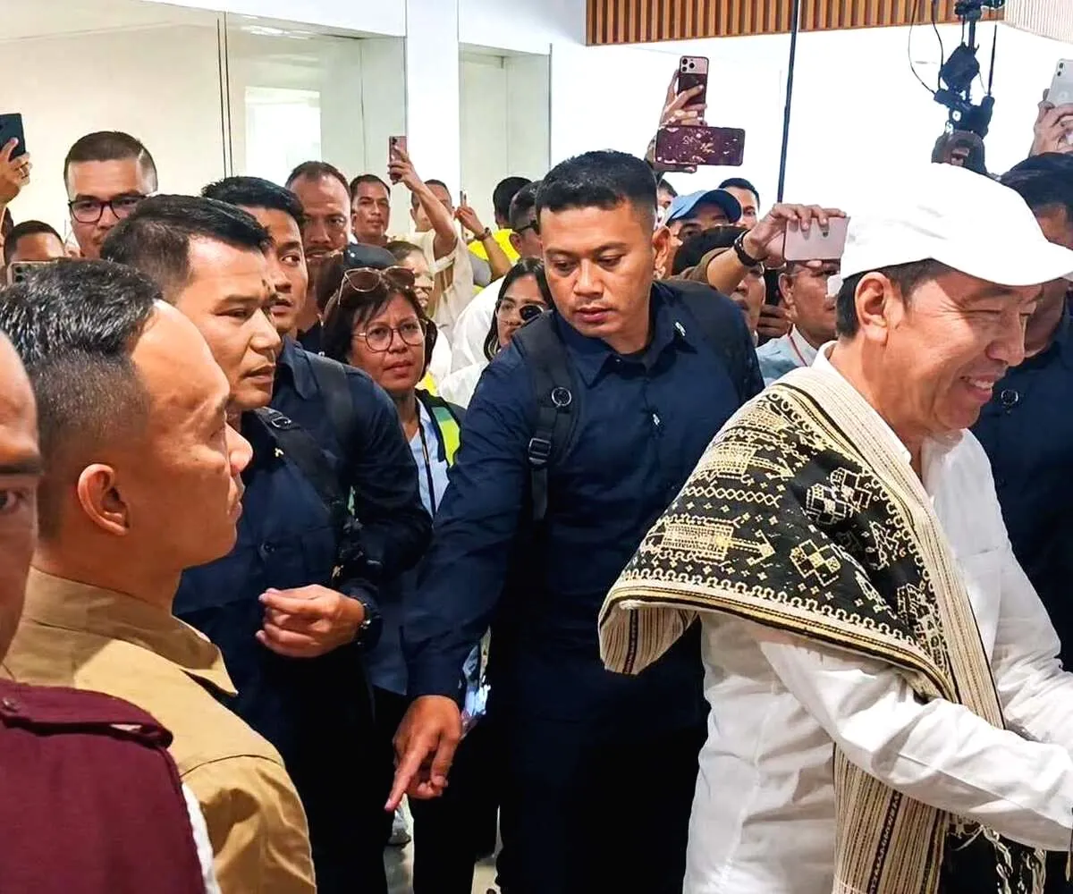 Jokowi Terima Gelar Sesepuh Raja-Raja Timor, Ribuan Warga Padati Pantai LLBK Jokowi Dikenakan Busana Adat Timor sebelum Dinobatkan sebagai Sesepuh Raja Raja