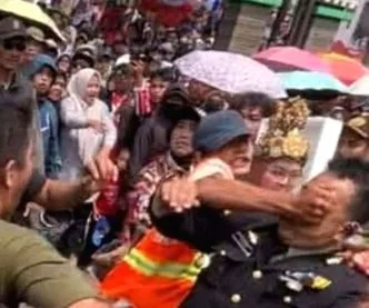Karnaval HUT ke-81 RI di Cicalengka Ricuh, Kapolsek dan Danramil Jadi Korban Pemukulan Kapolsek dan Danramil Cicalengka Dipukul Saat Karnaval HUT RI, 4 Pemuda Ditangkap