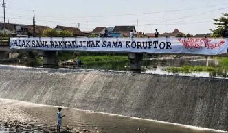 Warga Soroti Spanduk Kritik di Bendung Surokarsan Jogja, Sudah Terpasang Sekitar Tiga Pekan