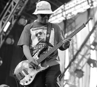 Bassist pas band trisno